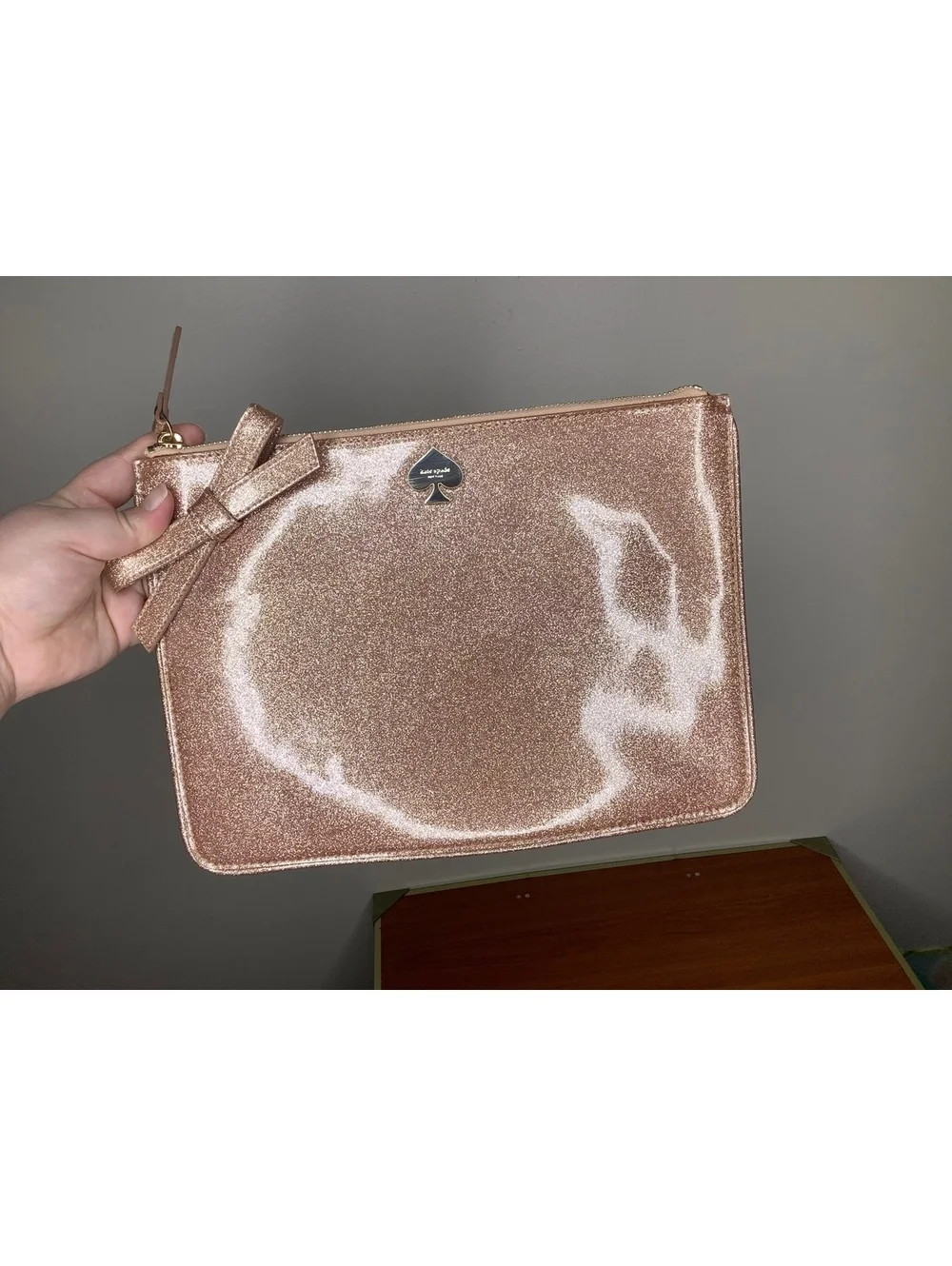 < Kate Spade Rose Gold Glitter Vinyl Zip Clutch Bag >